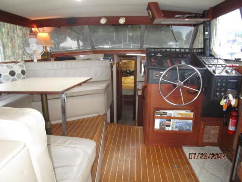38' Bayliner salon forward