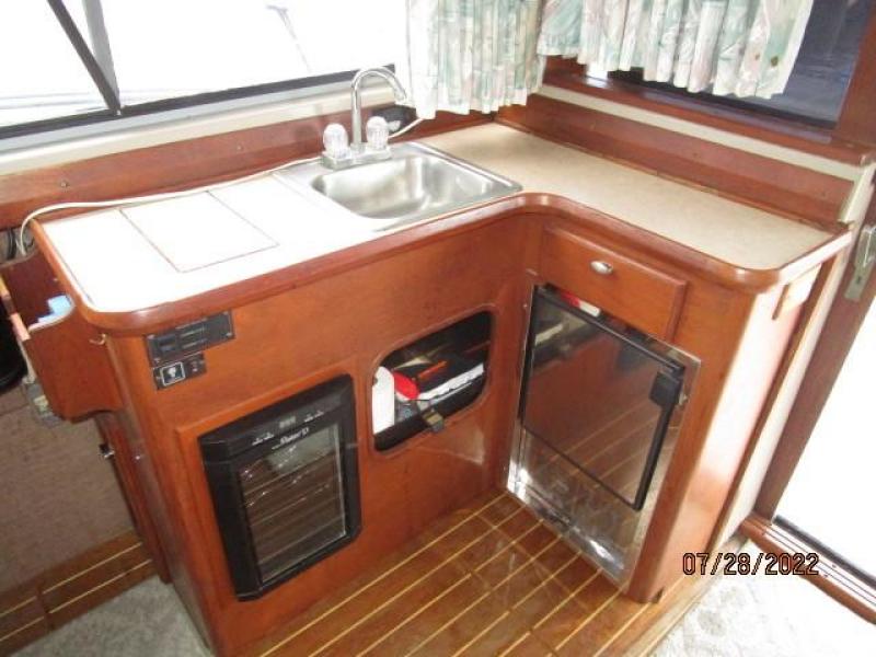 38' Bayliner salon starboard aft