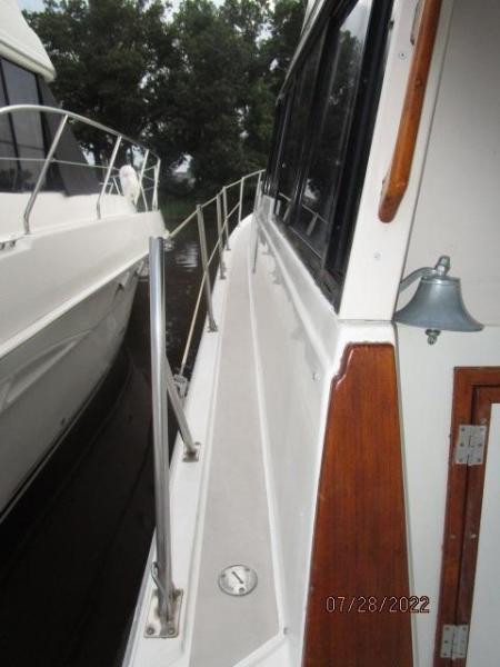 38' Bayliner port side deck1
