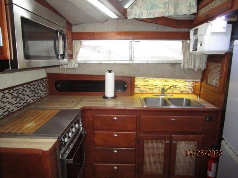 38' Bayliner galley1