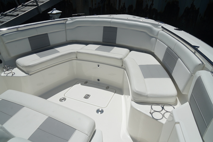 Pursuit 32 - Claytime II - cockpit seating