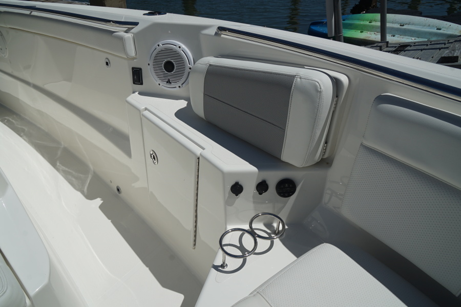 Pursuit 32 - Claytime II - cockpit