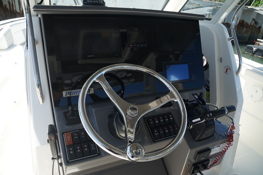 Pursuit 32 - Claytime II - helm