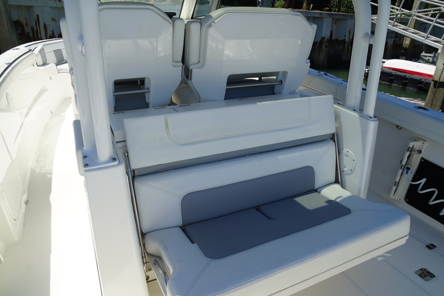 Pursuit 32 - Claytime II - cockpit seating
