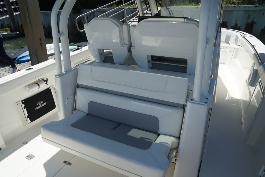 Pursuit 32 - Claytime II - cockpit seating