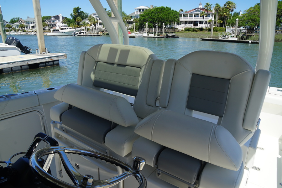 Pursuit 32 - Claytime II - helm seating