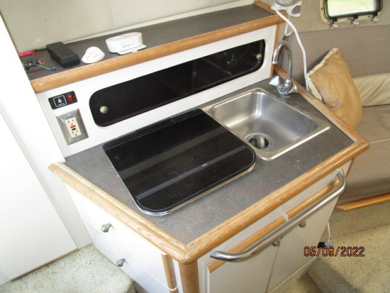 25' Maxum galley