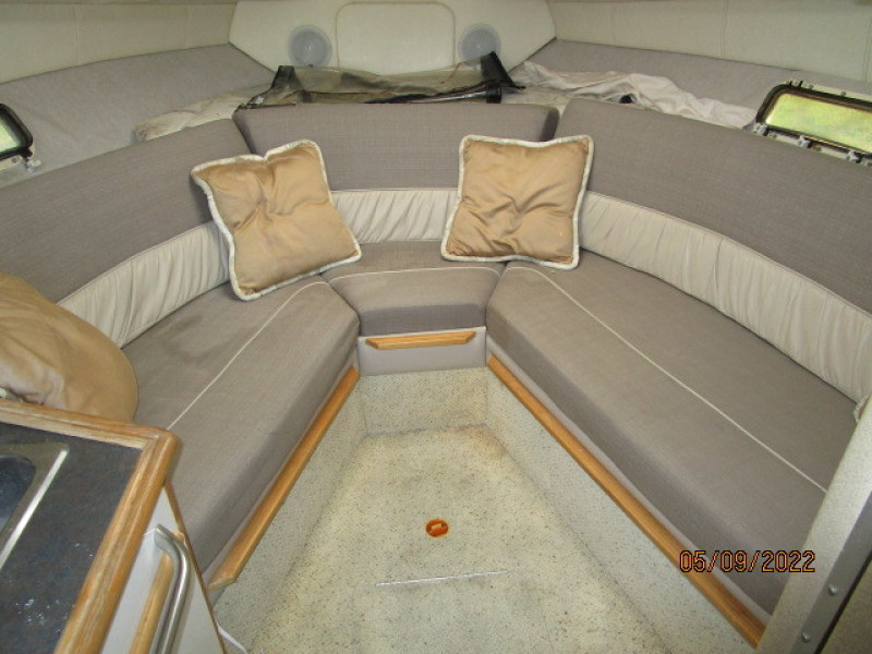 25' Maxum forward berth2