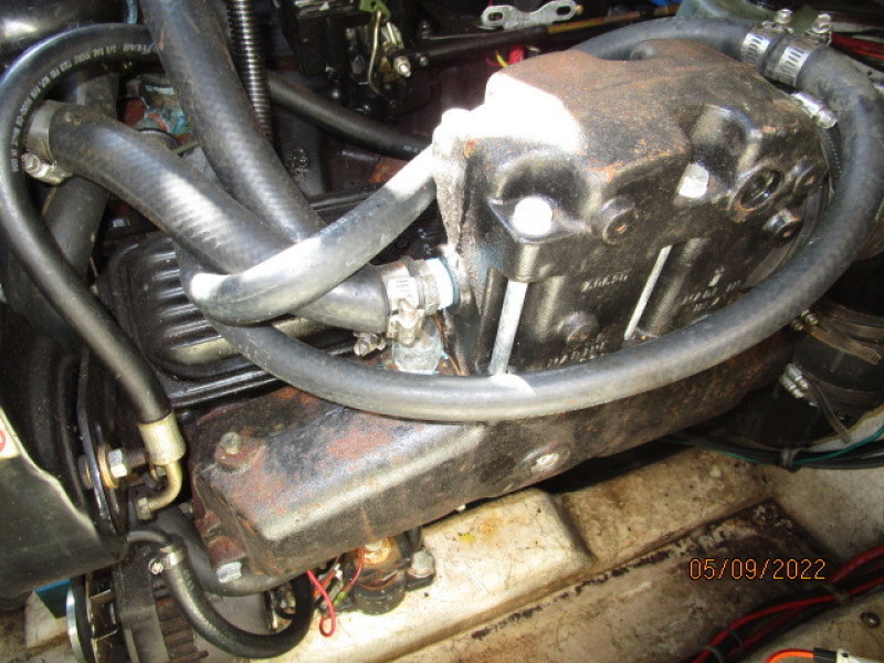 25' Maxum main engine