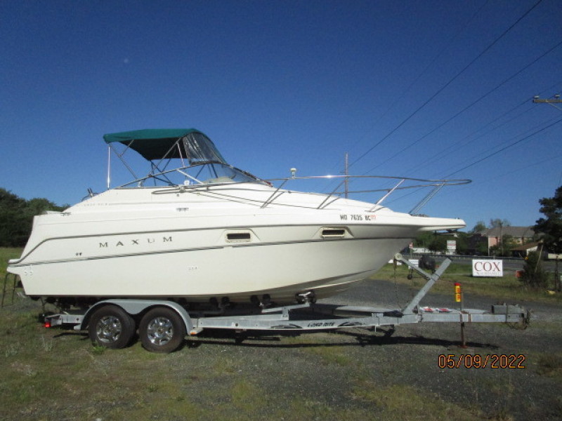 25' Maxum starboard profile
