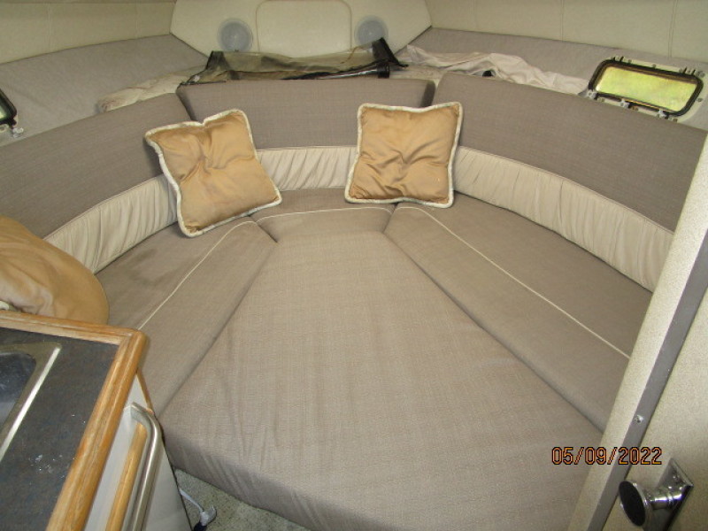 25' Maxum forward berth1