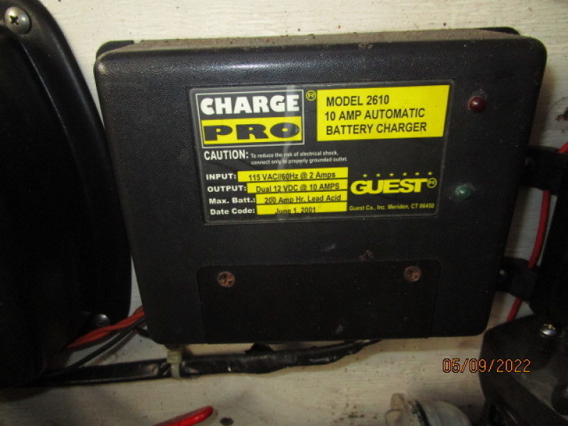 25' Maxum battery charger