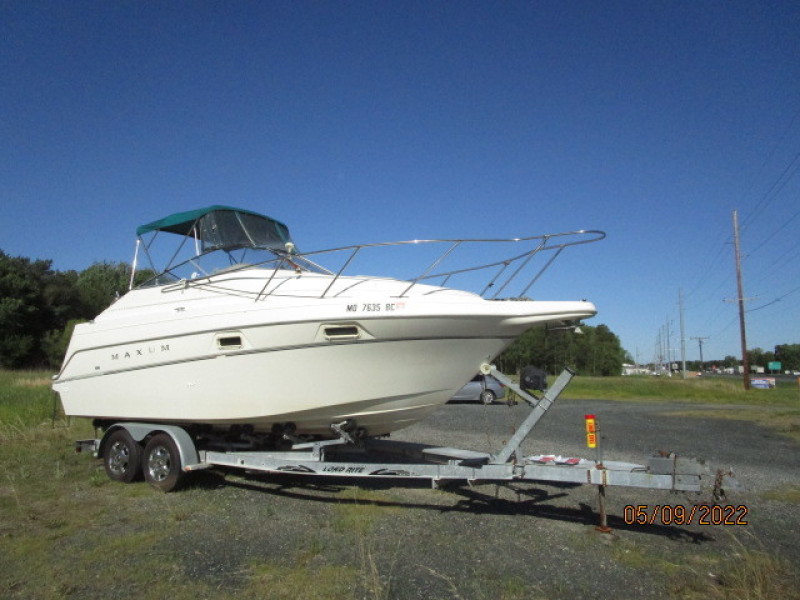 25' Maxum starboard forward profile
