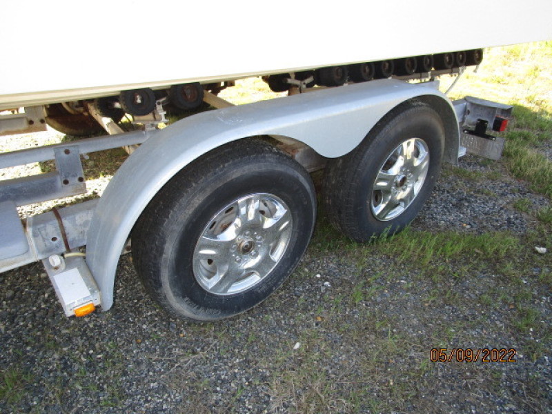 25' Maxum trailer port wheels