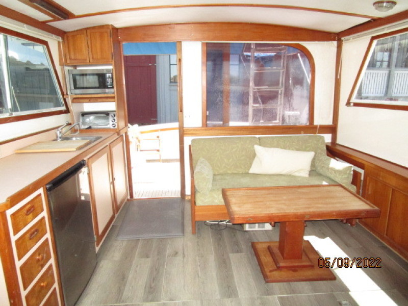 38' Wilbur salon aft