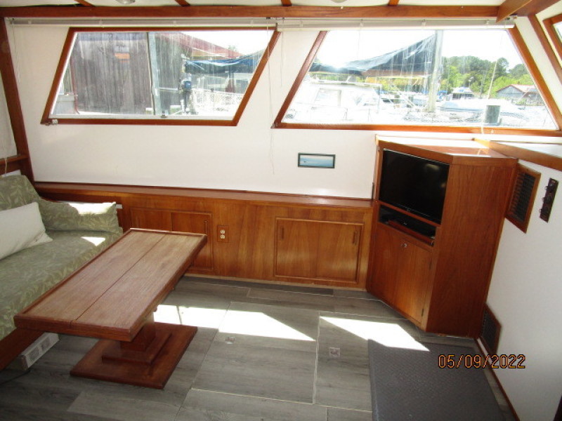 38' Wilbur salon port