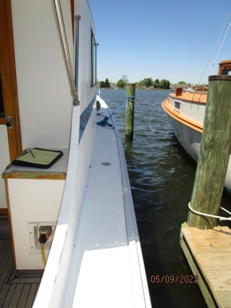 38' Wilbur starboard side deck2