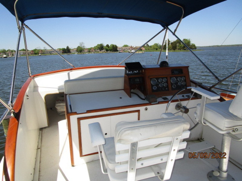 38' Wilbur flybridge forward