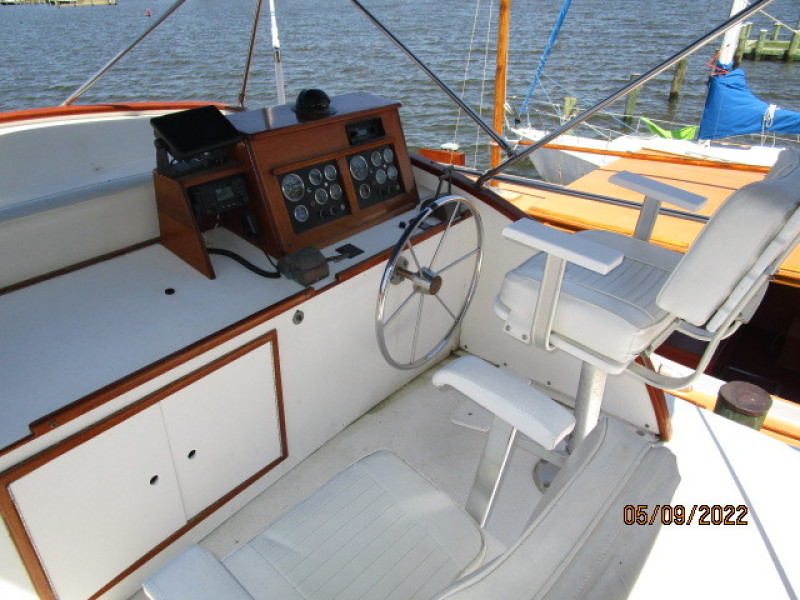 38' Wilbur flybridge helm1