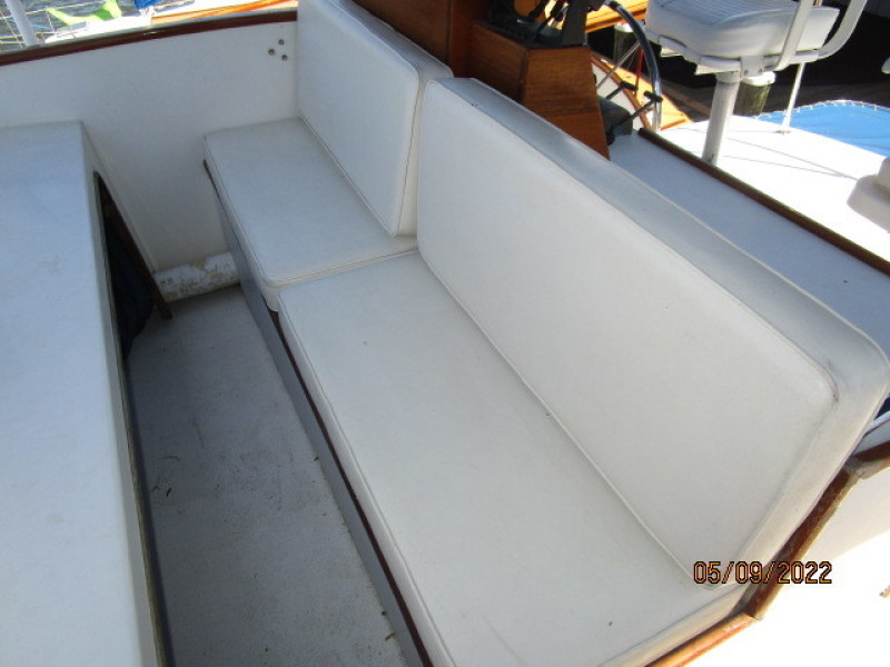 38' Wilbur flybridge forward seating