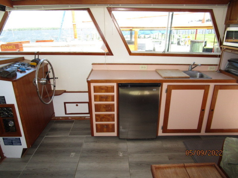 38' Wilbur salon starboard