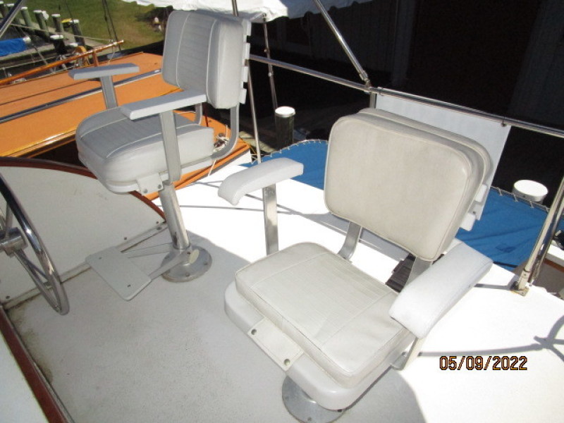 38' Wilbur flybridge helmseats