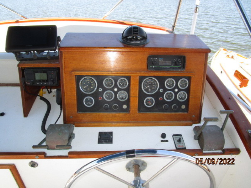 38' Wilbur flybridge helm2