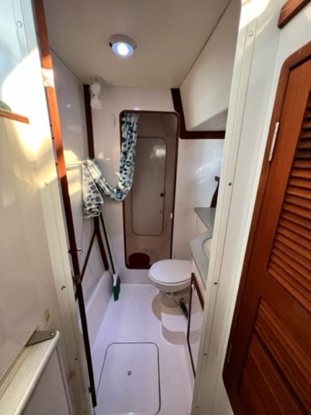 50 Aisling Gheal 2001 Endeavour 36 TrawlerCat Starboard Head With Separate Shower