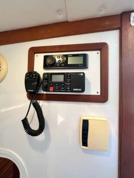 37 Aisling Gheal 2001 Endeavour 36 TrawlerCat Interior VHF