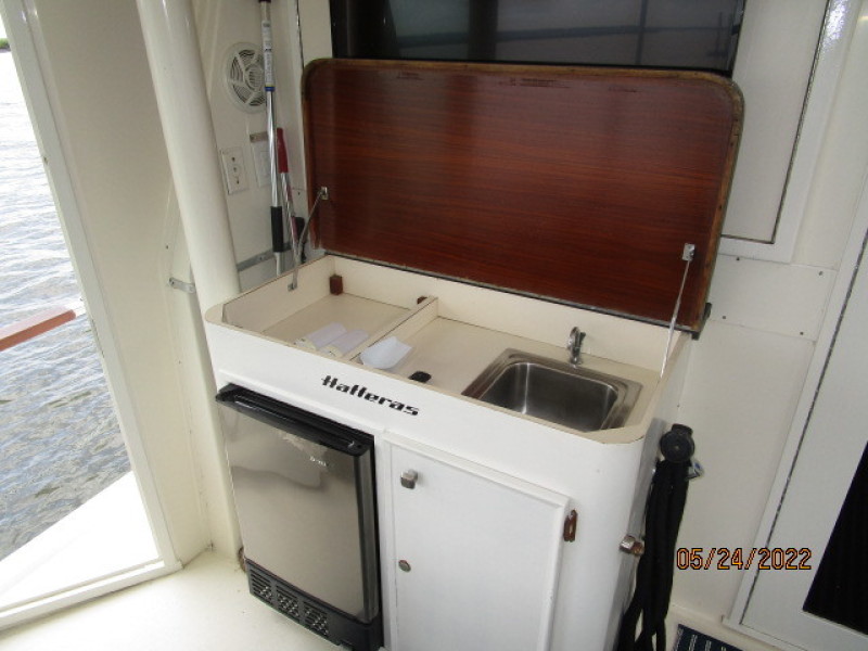43' Hatteras sundeck wetbar2