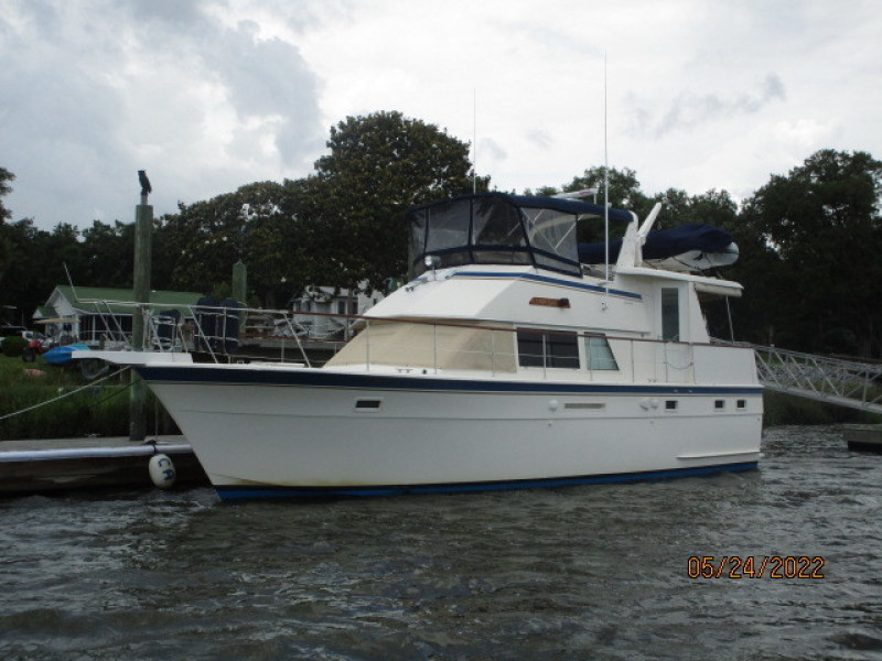 43' Hatteras port forward profile