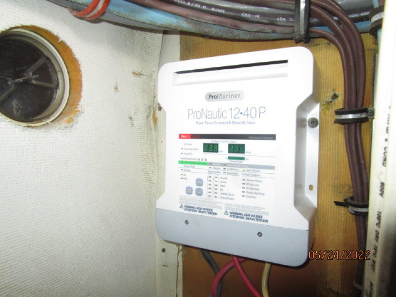 43' Hatteras battery charger