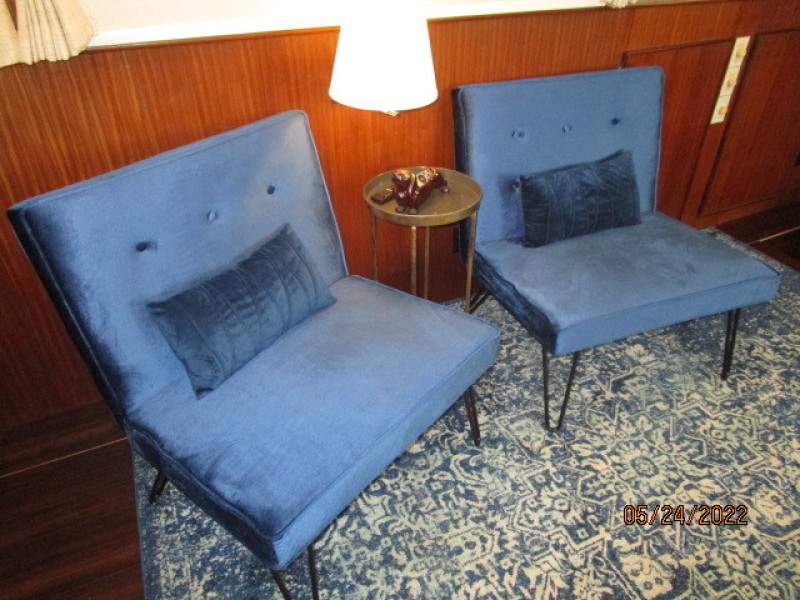 43' Hatteras salon starboard seating