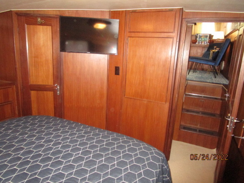 43' Hatteras master stateroom forward1
