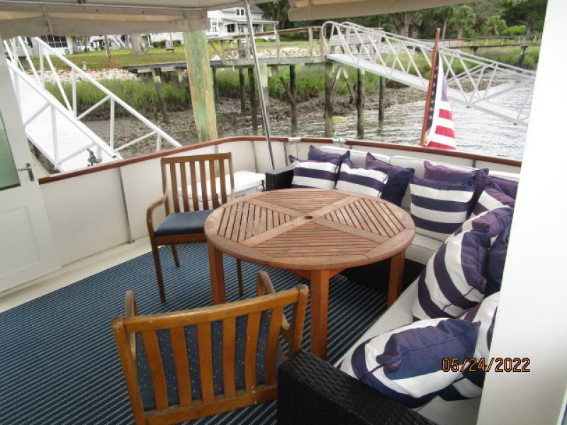 43' Hatteras sundeck3