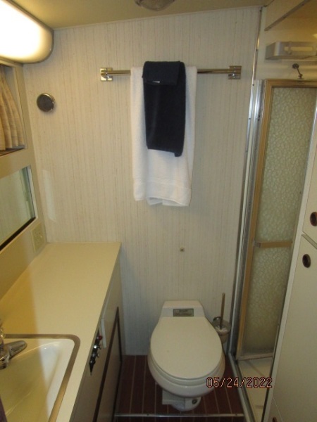 43' Hatteras master stateroom head