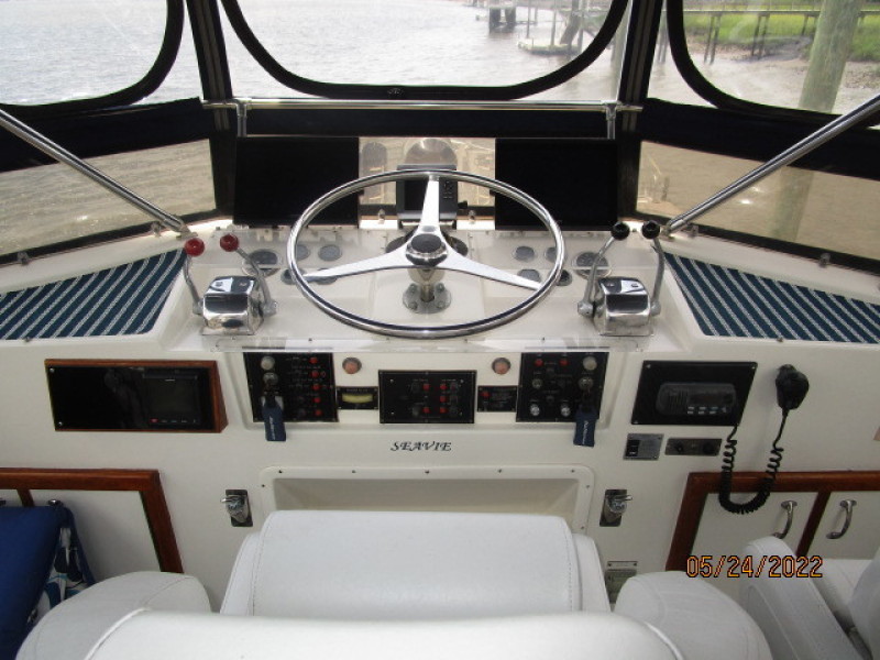 43' Hatteras flybridge helm