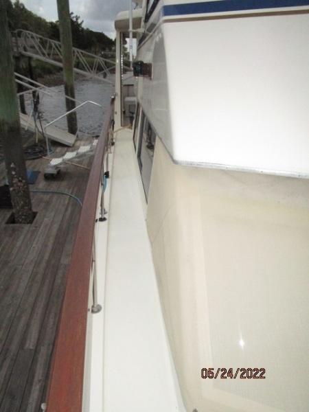 43' Hatteras starboard side deck2