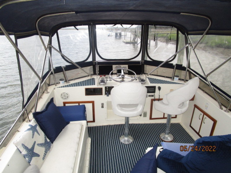 43' Hatteras flybridge forward1