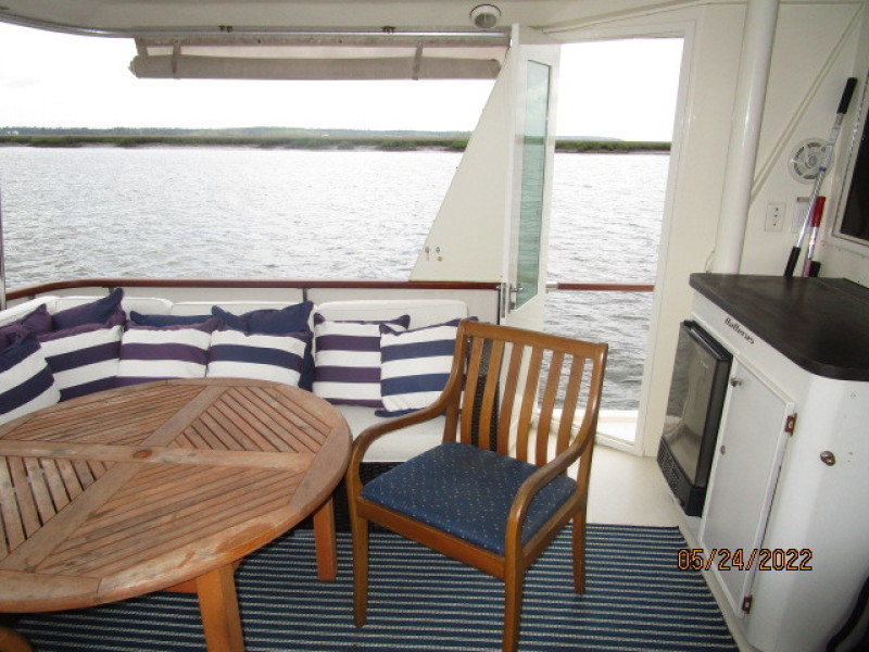 43' Hatteras sundeck port