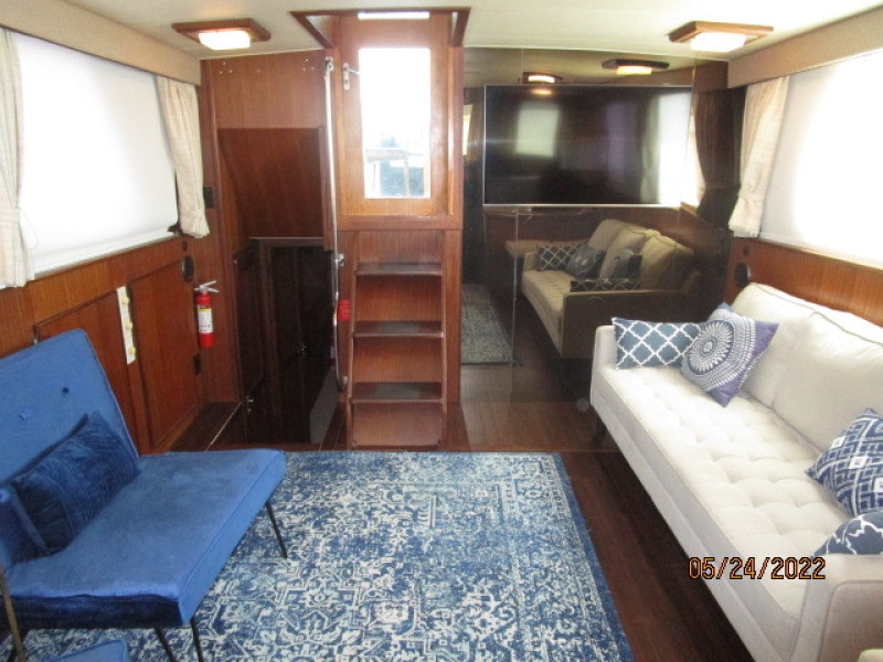 43' Hatteras salon aft