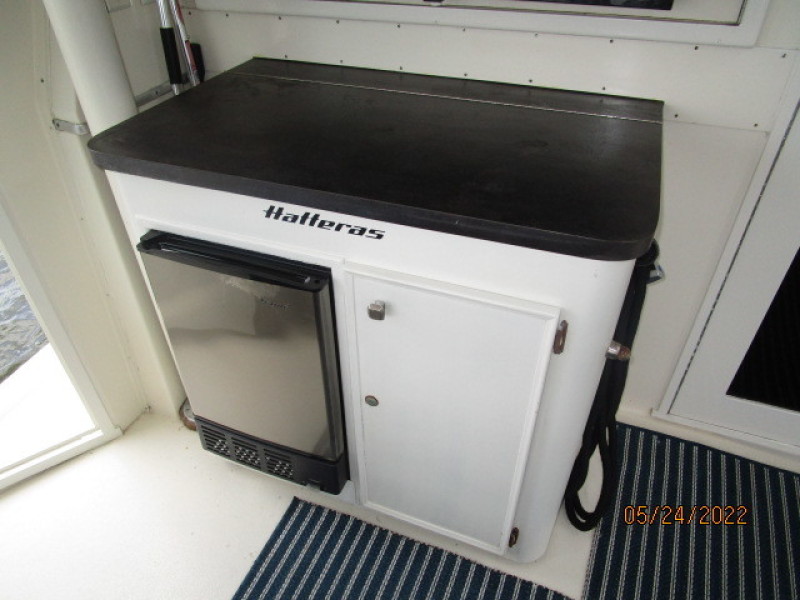 43' Hatteras sundeck wetbar1