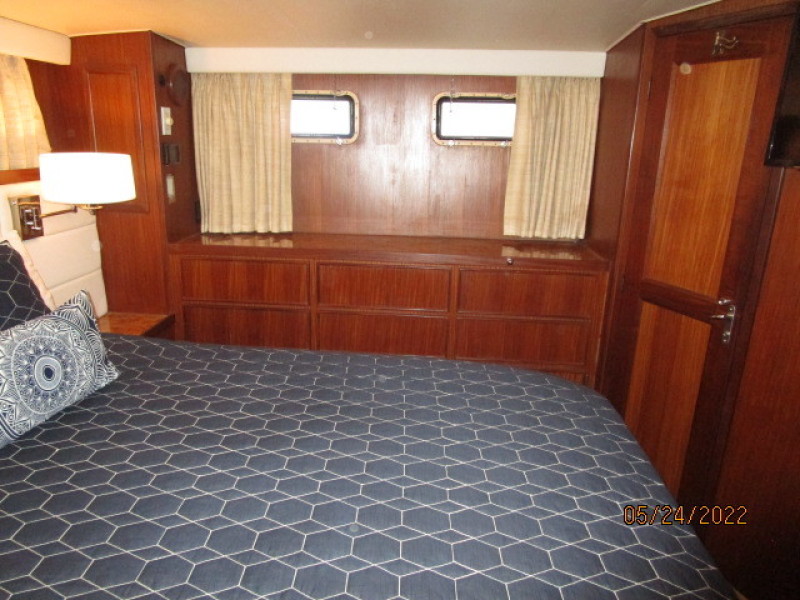 43' Hatteras master stateroom port