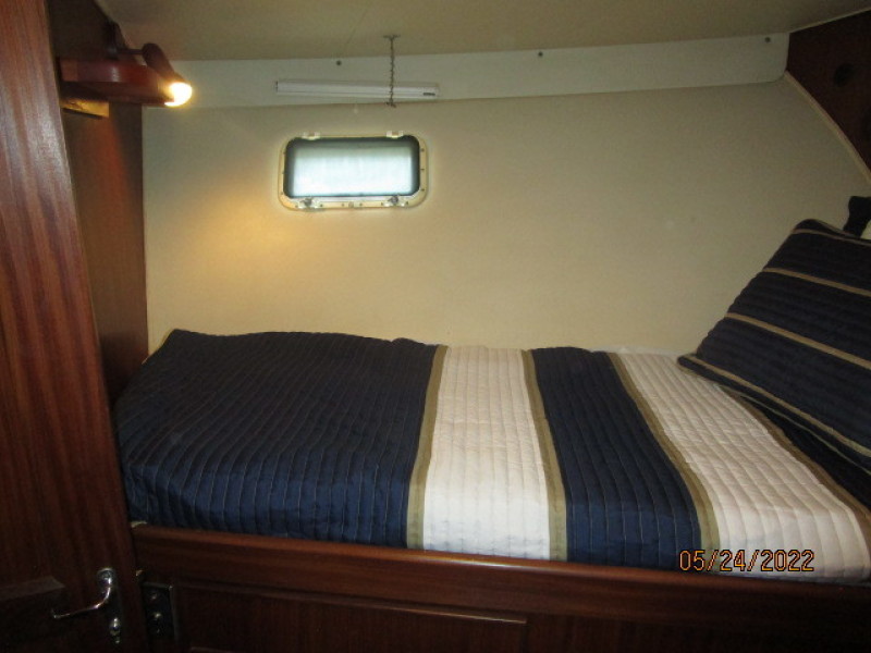 43' Hatteras guest stateroom port