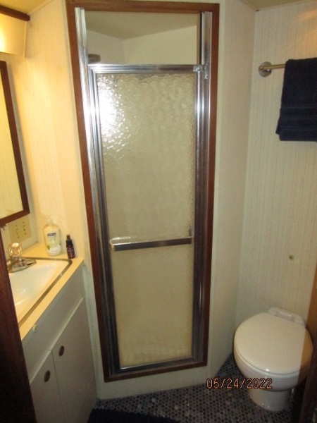 43' Hatteras guest stateroom head