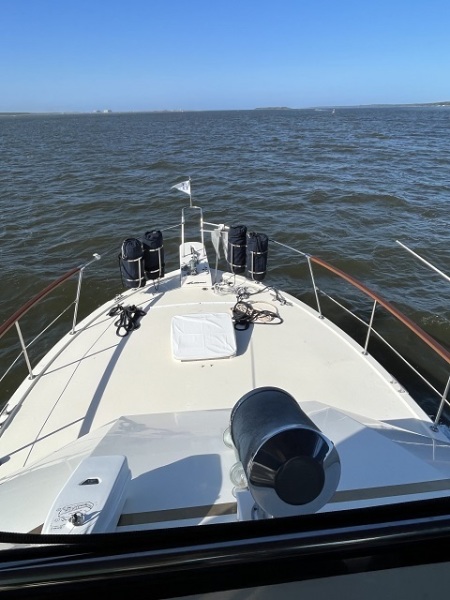 43' Hatteras foredeck1