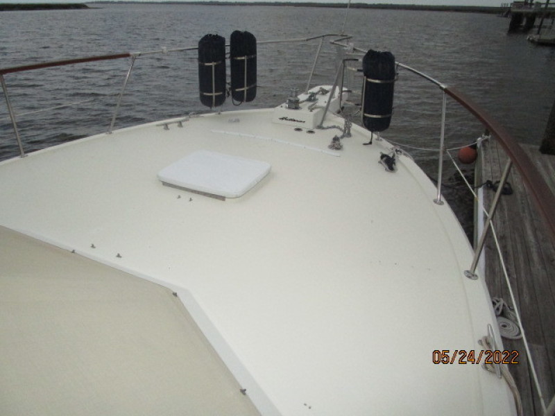 43' Hatteras foredeck2