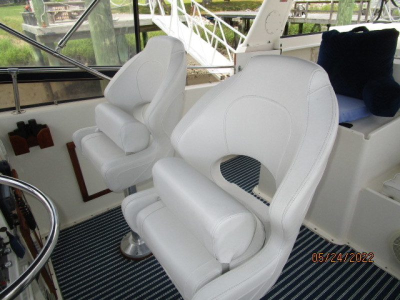 43' Hatteras flybridge helmseats