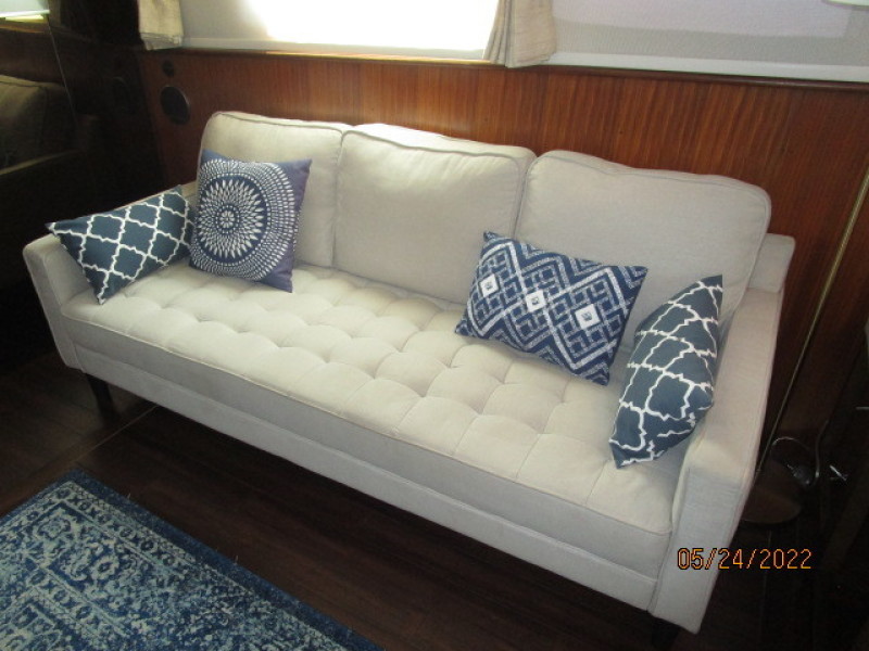 43' Hatteras salon port seating