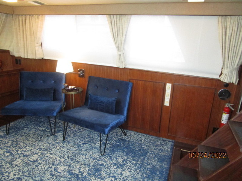 43' Hatteras salon staboard
